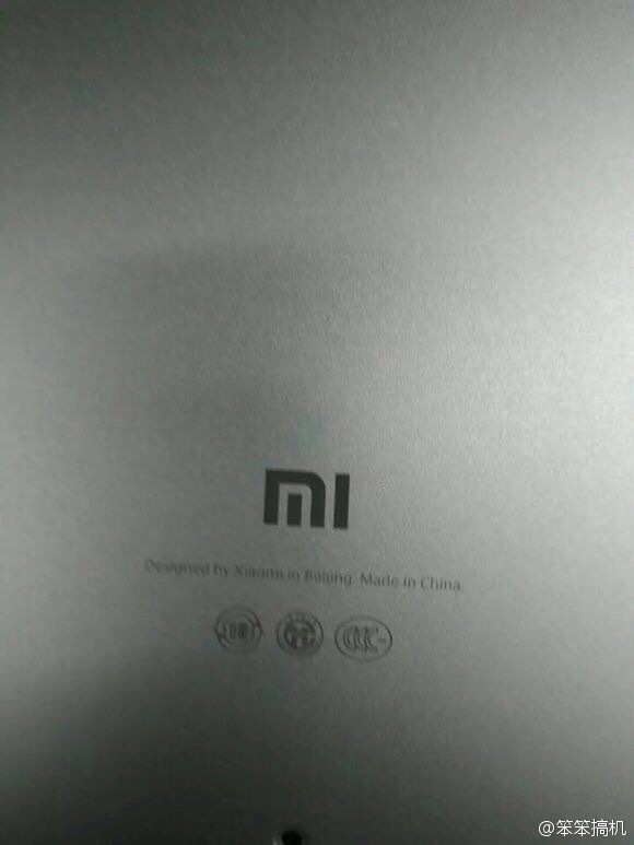 小米筆記本？看樣子面板是鋁模具